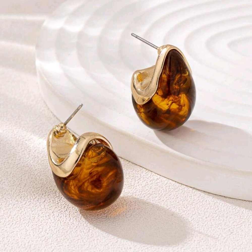 Elegant gold and tortoise earrings; nwot